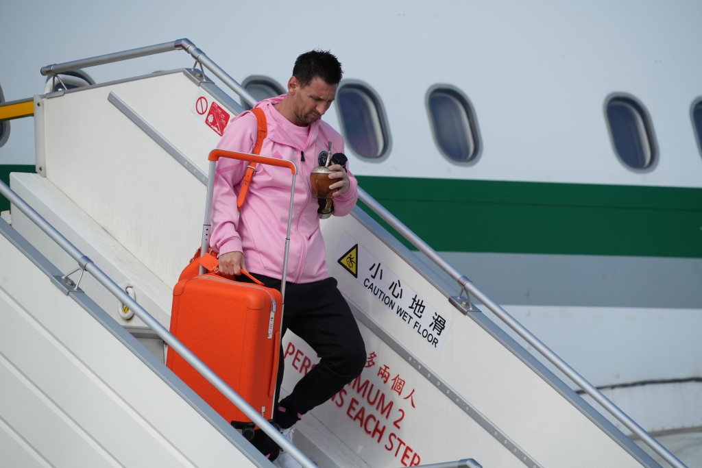 美斯今日抵达香港国际机场。刘骏轩摄