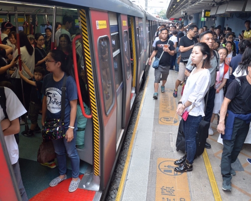 九龍塘站迫滿候車乘客。