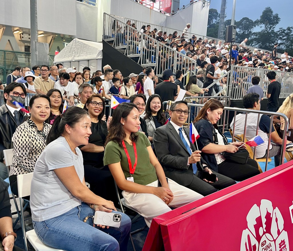 菲律賓駐港總領事Romulo Victor M. Israel, JR(前排右二)特別到一號場力撐伊娜。徐嘉華攝 菲律賓駐港總領事Romulo Victor M. Israel, JR(前排右二)特別到一號場力撐伊娜。徐嘉華攝