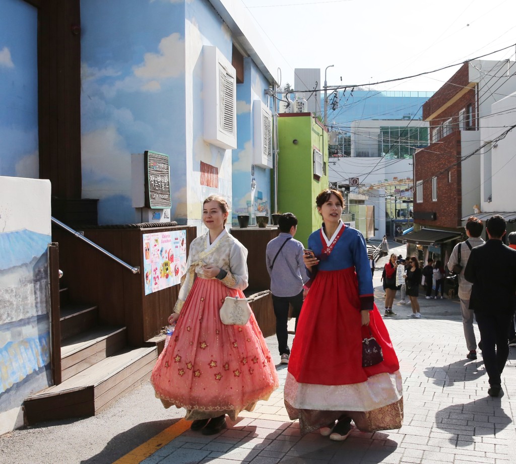 游客在韩国釜山市的甘川文化村游玩。