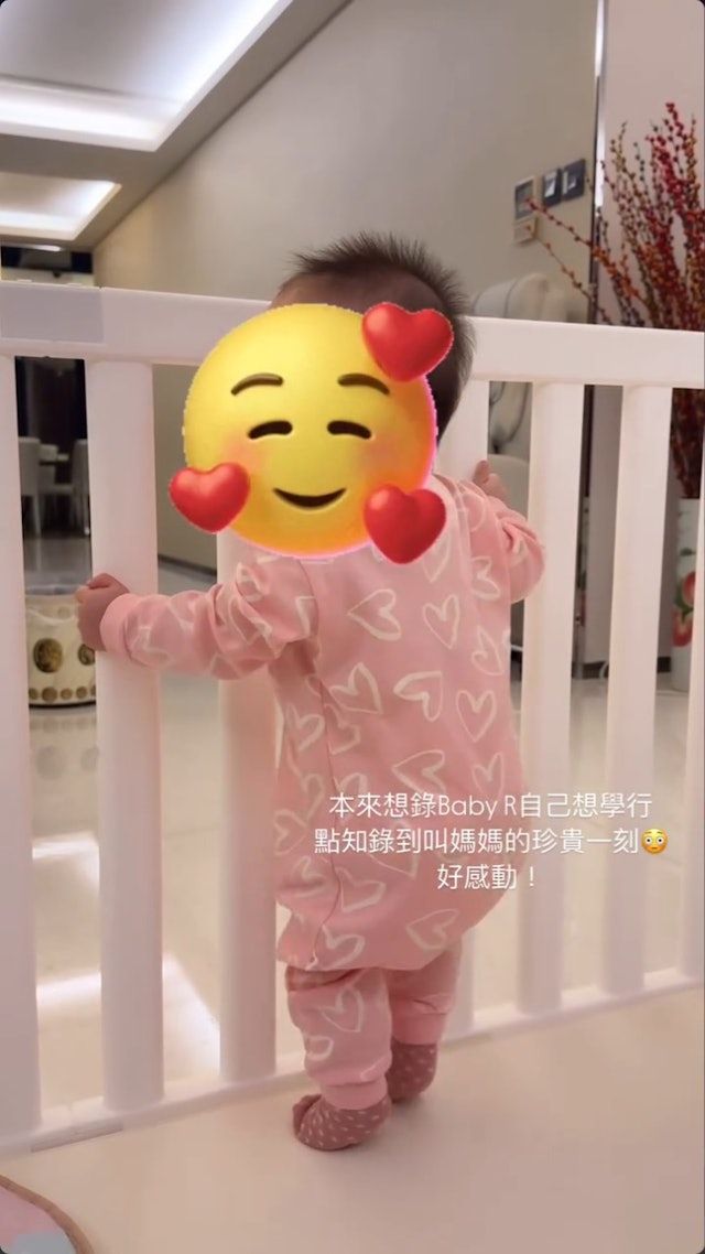 女兒捉實圍欄學行期間突然開聲狂叫媽媽，令媽媽何依婷十分感動。