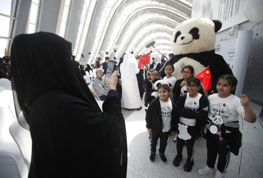 孩子们在大熊猫馆内拍照留念。路透