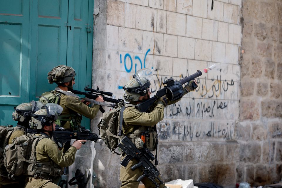 以色列密集式空襲，為陸軍殺入加沙地帶開路。路透社