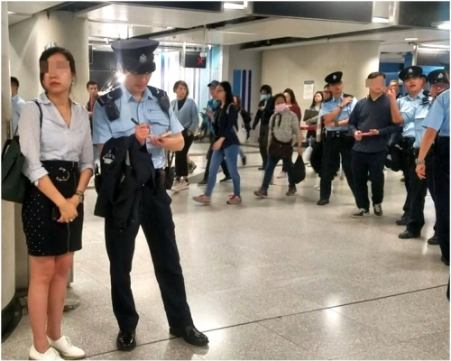 受害女子（左）向警方講述經過，涉非禮男子（右）被帶走。林思明攝