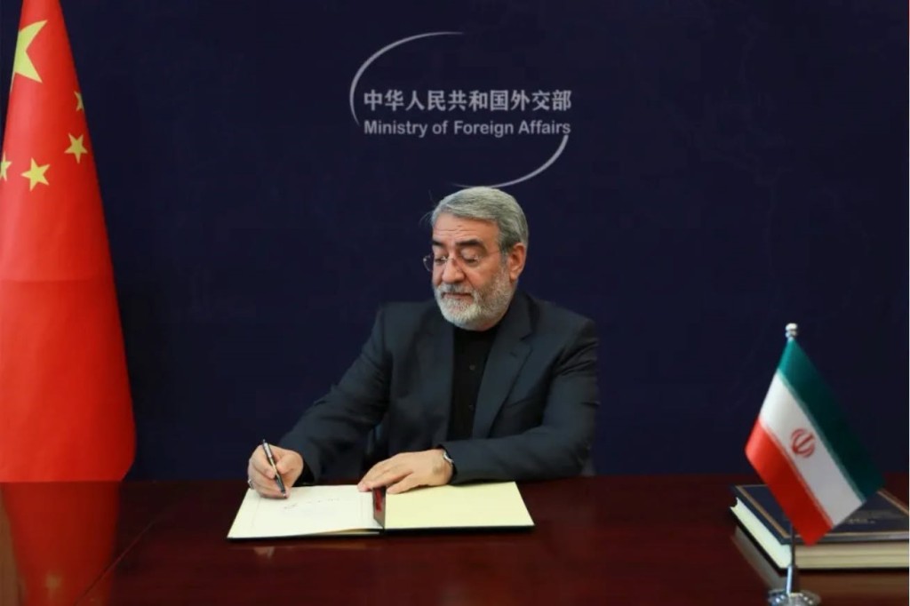 伊朗驻华大使今日在京签署国际调解院公约,令签署公约的国家增至44个,国际代表性更见广泛。林定国fb 伊朗驻华大使今日在京签署国际调解院公约,令签署公约的国家增至44个,国际代表性更见广泛。林定国fb