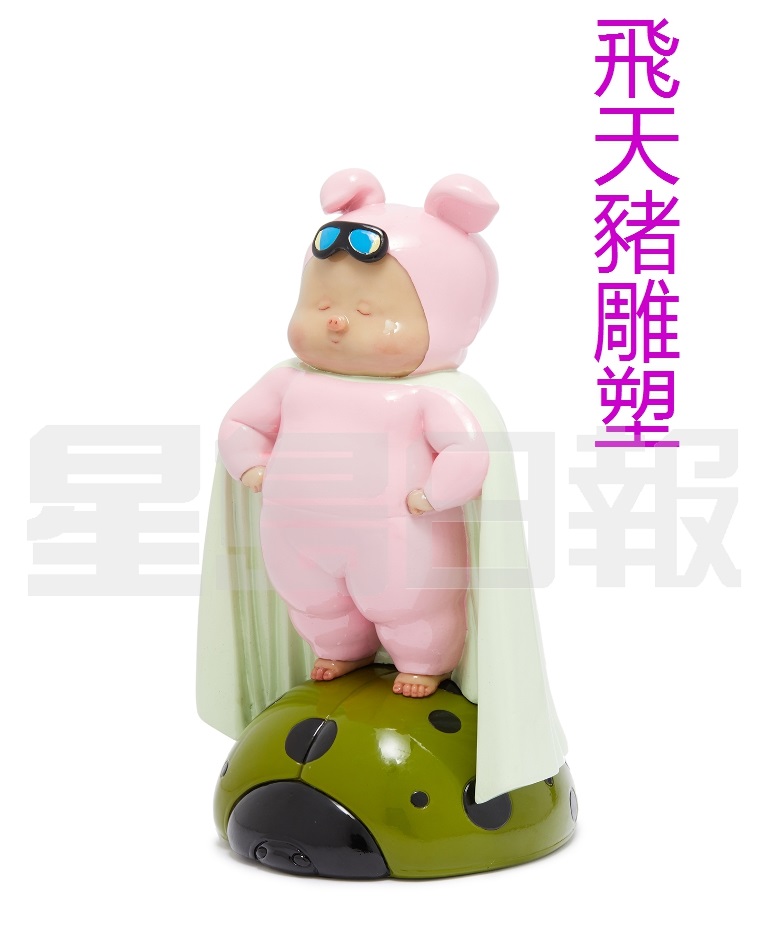 X+Q稀奇藝術為連卡佛打造的這款玻璃鋼雕塑X+Q Flying Piggy Sculpture，中文名是《飛天豬比比》，豬比比身披斗篷、雙手叉腰，驕傲地站在甲蟲上，神氣十足！。(B)