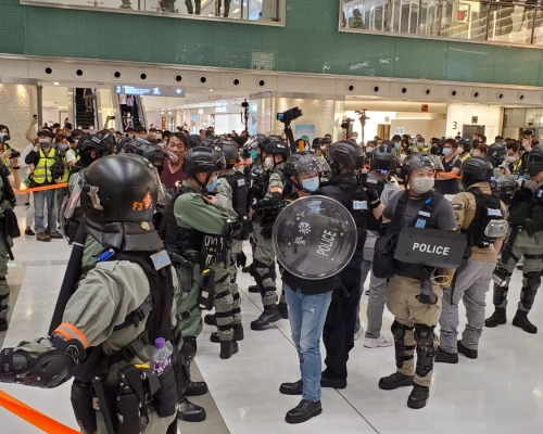 防暴警察驅散人群。