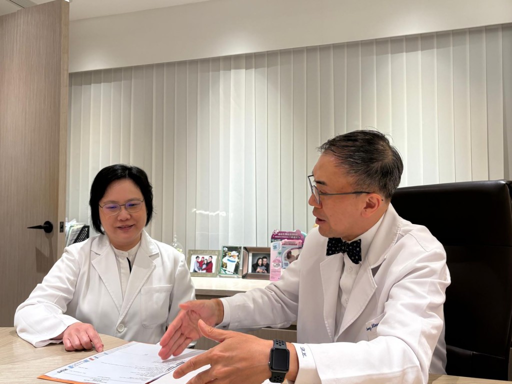 港婦產科專科醫生彭敏華醫生(左)及梁子昂醫生(右)接受《星島頭條》訪問指,任何年齡的女性都有機會患上子宮肌瘤。 港婦產科專科醫生彭敏華醫生(左)及梁子昂醫生(右)接受《星島頭條》訪問指,任何年齡的女性都有機會患上子宮肌瘤。