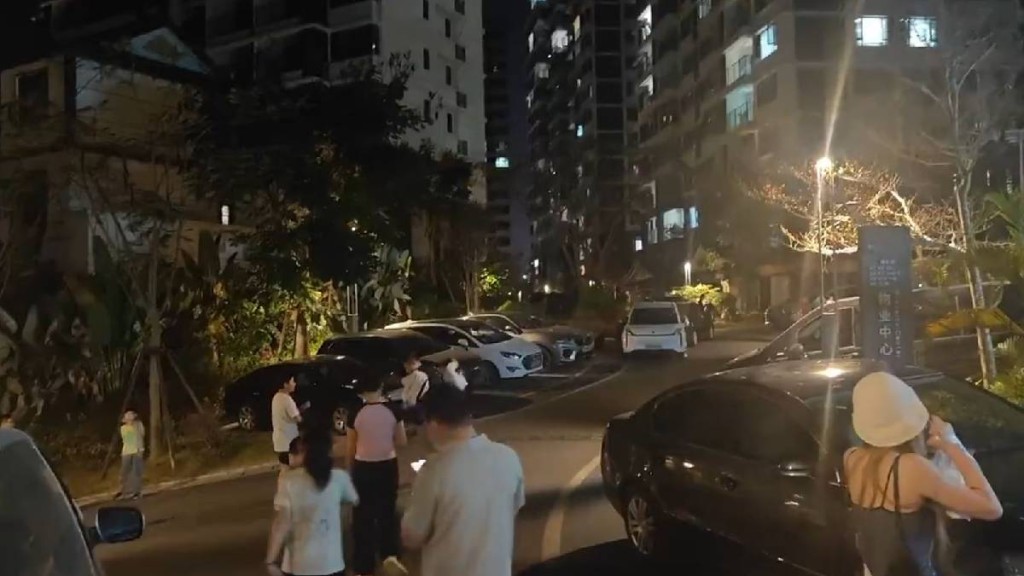 地震後，景洪市有屋苑居民紛紛到戶外避險。微博