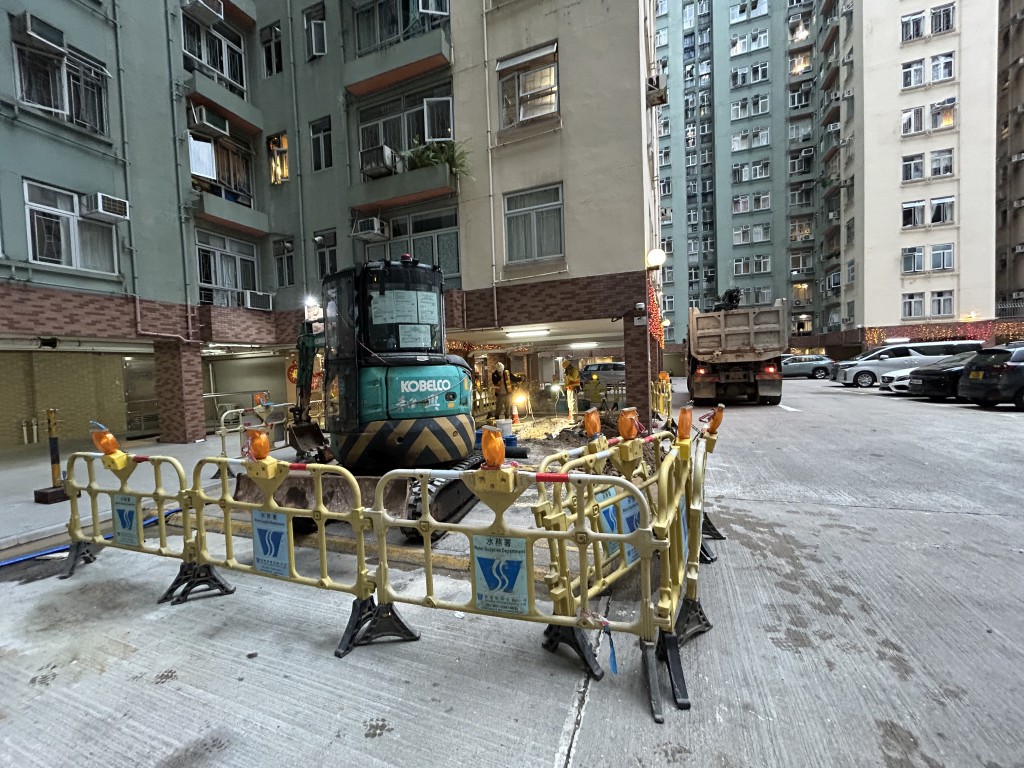 工程人員正進行更換喉管工程。曾志恒攝