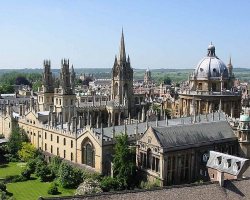 牛津大学及大部分英国大学的医科、牙医及兽医等课程，都在本月十五日截止申请，有兴趣者要把握时间报名。