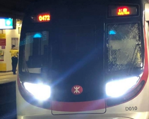 肇事列車擋風玻璃碎裂。「大埔 TAI PO」群組FB圖片