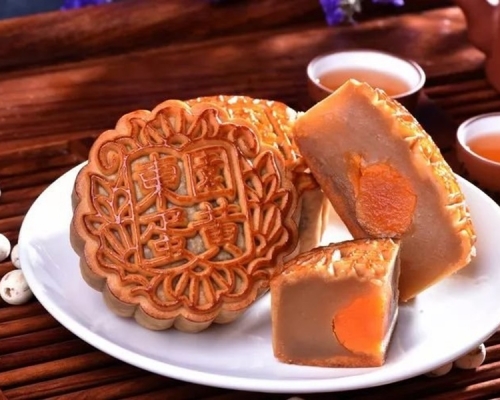 傳統雙黃蓮蓉月餅。網圖