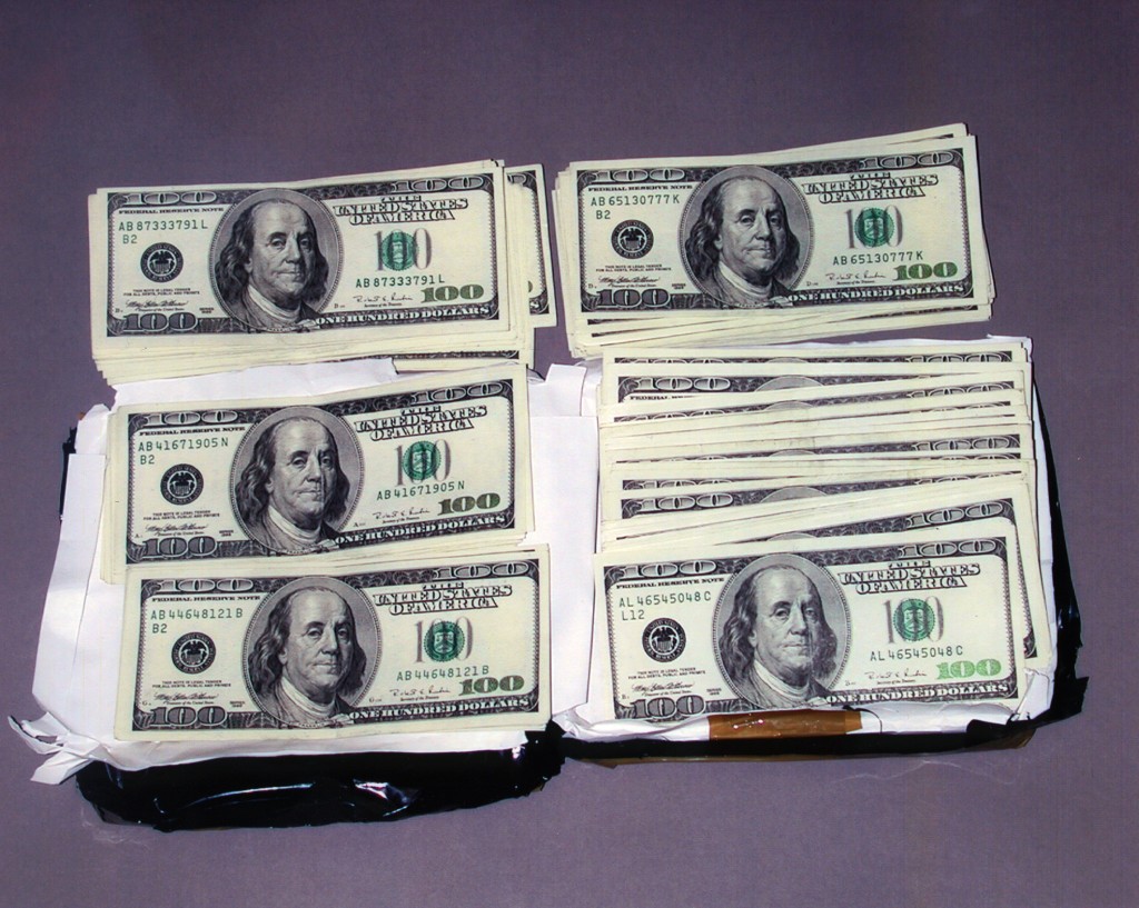 美國警方當年在交易地點起獲大量現鈔。 路透社