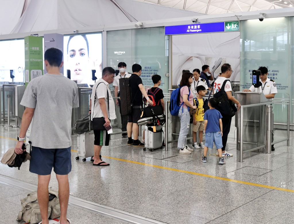 轉機及過境旅客量繼續從低基數中錄得增長。資料圖片 轉機及過境旅客量繼續從低基數中錄得增長。資料圖片