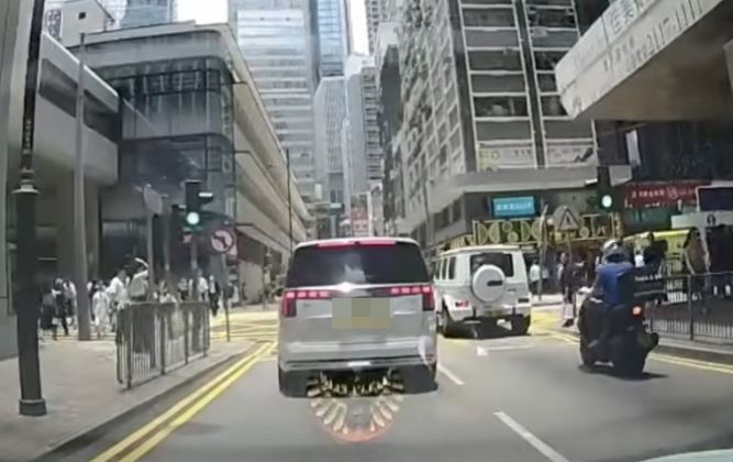 涉事FV七人車一度打右燈欲想換線但不果。網片截圖