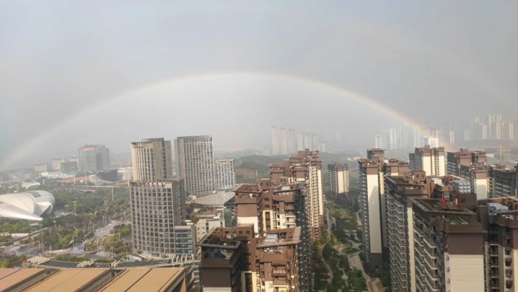 广西不少民众今日看到天空出现双彩虹。(互联网)