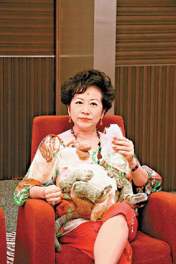 ■家燕姐在宣傳時也不忘吃榴槤班戟。