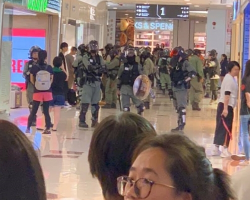 防暴警察進入荷里活廣場。慈雲山資訊交流Clark Wong 圖片