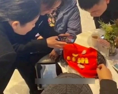 湖南土豪媽媽帶仔買樓用六個祖傳金元寶,兩個銀元寶付定金 。