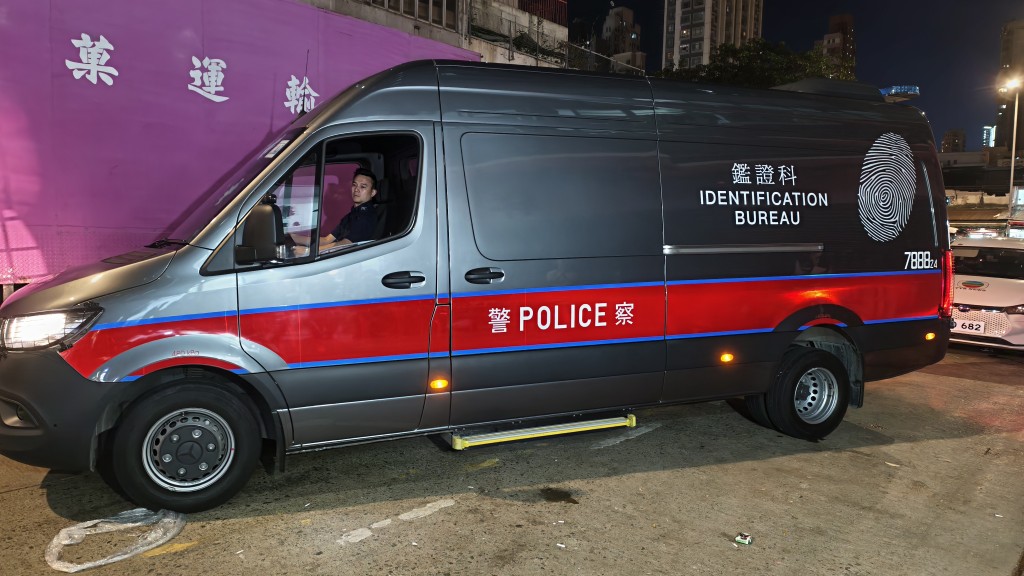 鑑證科流動實驗室車輛到場協助蒐證。 鑑證科流動實驗室車輛到場協助蒐證。