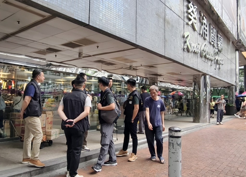 警員在葵涌廣場高調巡查。徐裕民攝 警員在葵涌廣場高調巡查。徐裕民攝