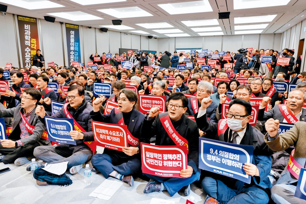南韓醫生周日赴總統府示威前開會喊口號。