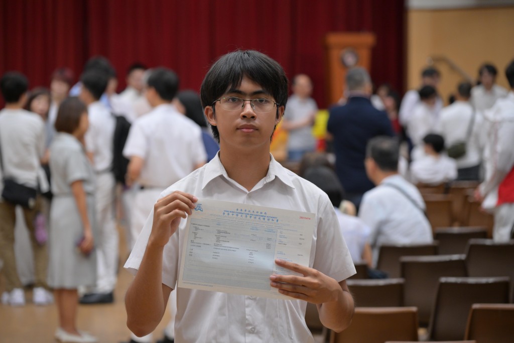 皇仁书院超级状元 吴家颖(摄:苏正谦) 皇仁书院超级状元 吴家颖(摄:苏正谦)