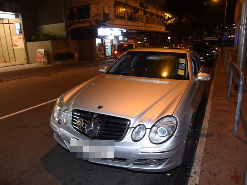 前座乘客位車窗被打破。