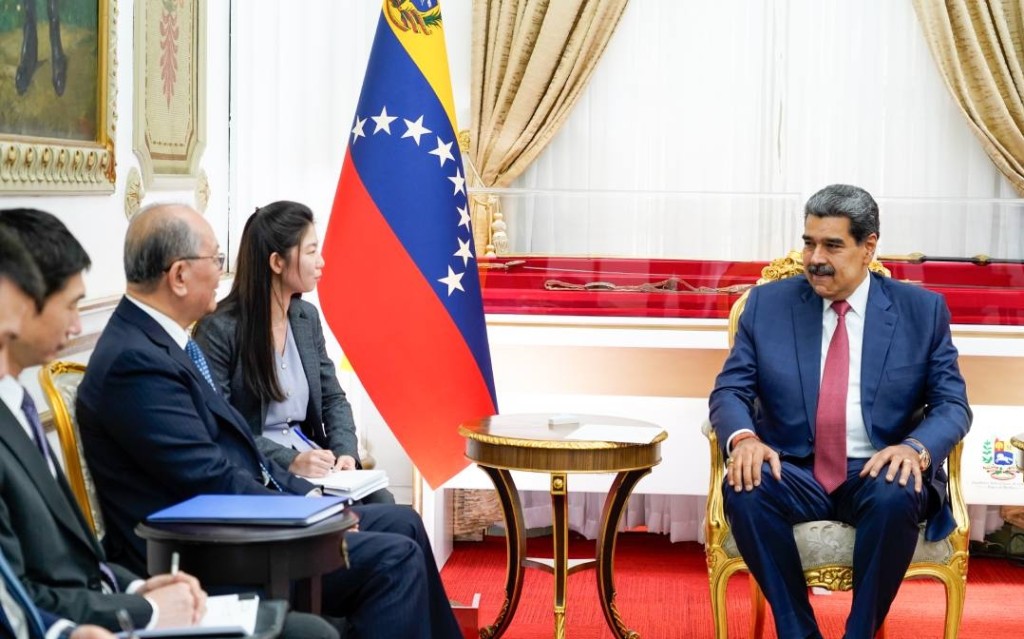 委内瑞拉总统马杜罗（右）1月2日在总统府会见中国特使邱小琪率领的代表团。 马杜罗FB