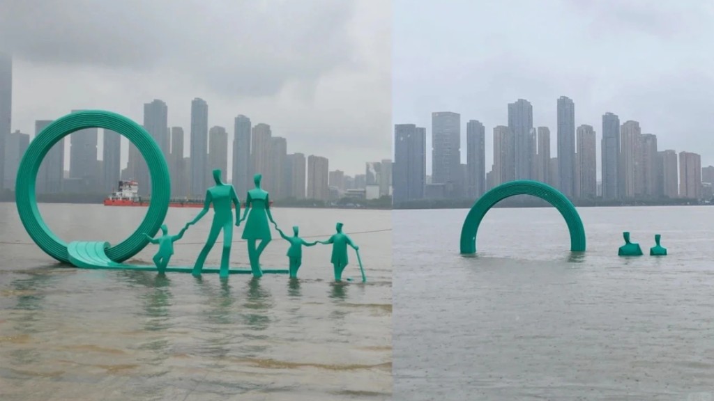 湖北武漢暴雨成災，江灘的「五口之家」雕塑幾被洪水淹沒。