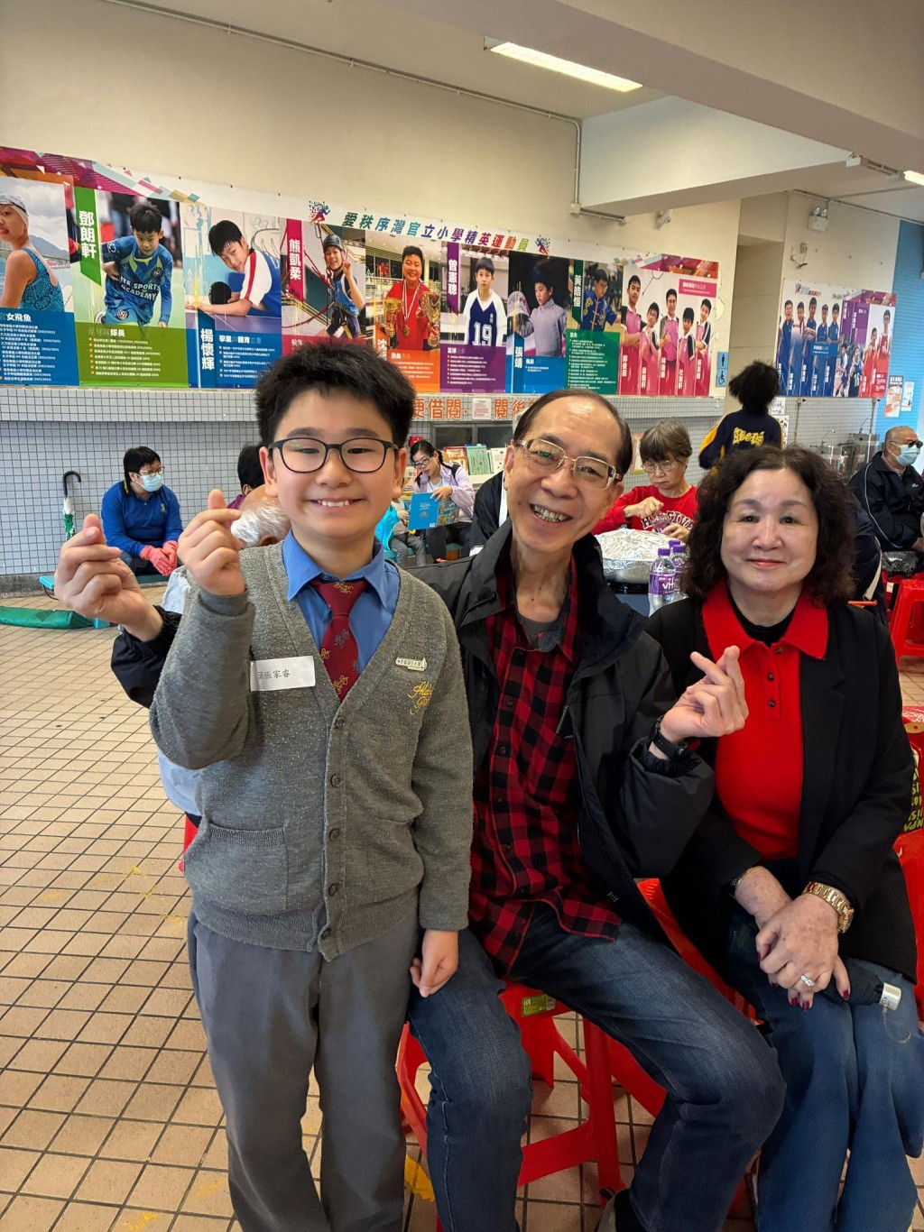 愛秩序灣官立小學生「我要讚佢大使」張家睿在長者新春盆菜宴中負責招待長者。