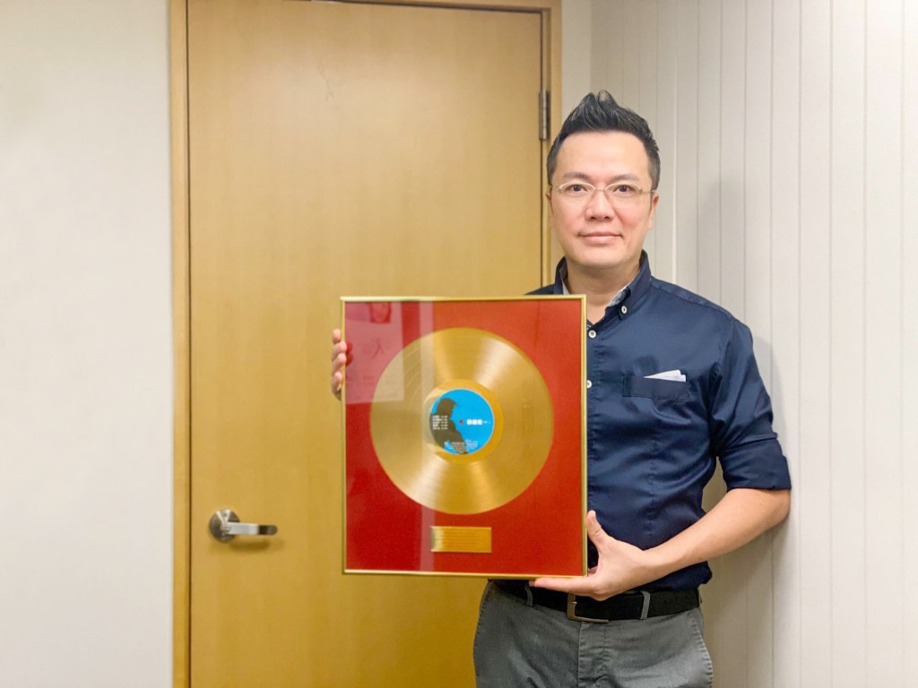 劉祖兒於90年代憑《喜歡我》唱片獲得金唱片。