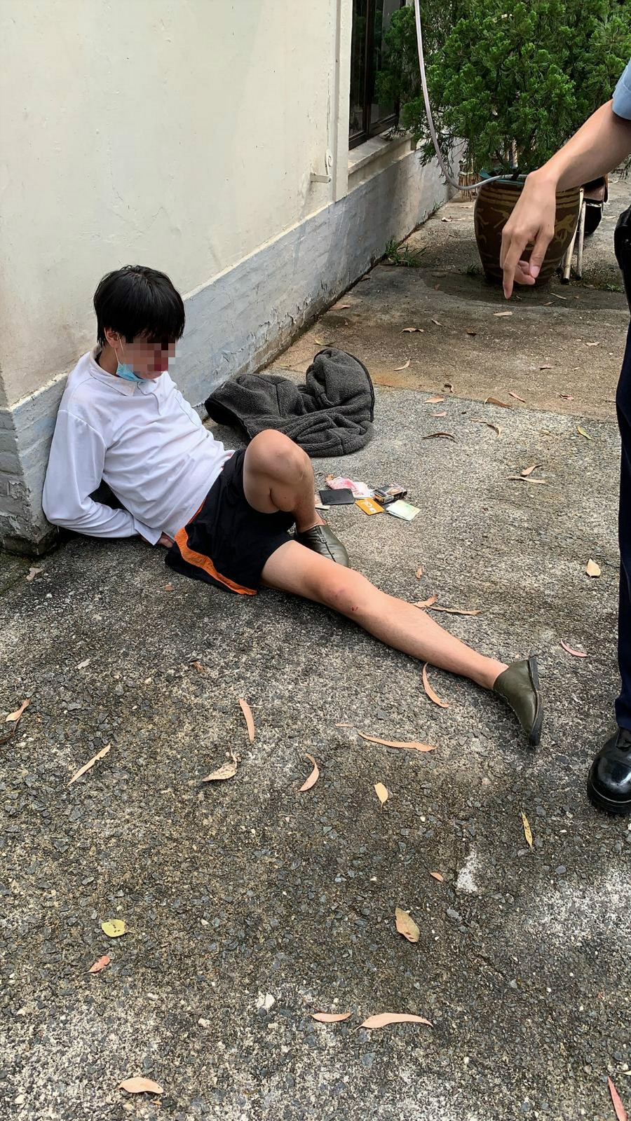 男子被制服。