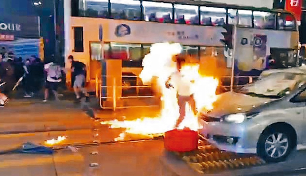 事發當日，一枚汽油彈落在便衣警的腳邊爆開，及後另一枚汽油彈再落於他身旁。