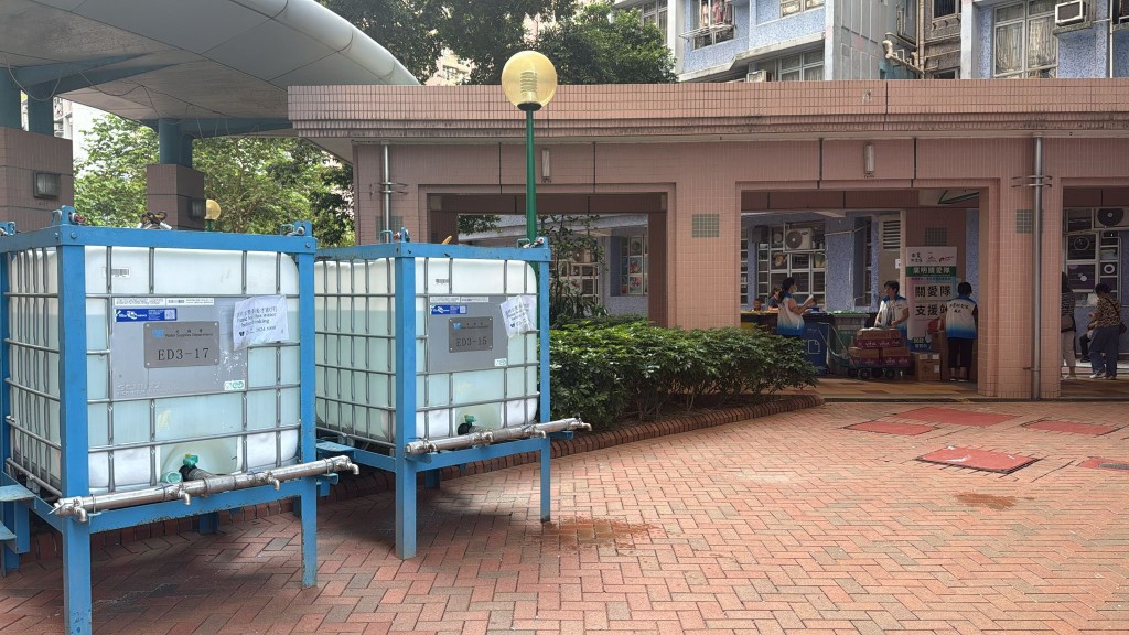 水務署為受影響居民提供臨時食水。 水務署為受影響居民提供臨時食水。