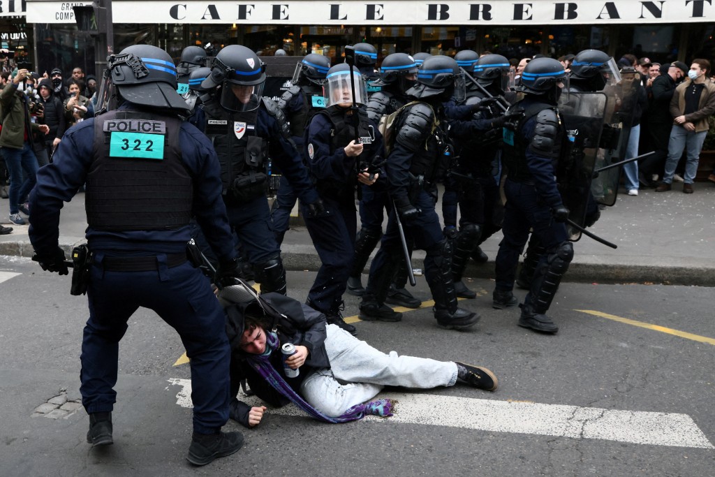   法国退休改革引发的全国示威进入第9天，巴黎防暴警制服一名示威者。 路透社