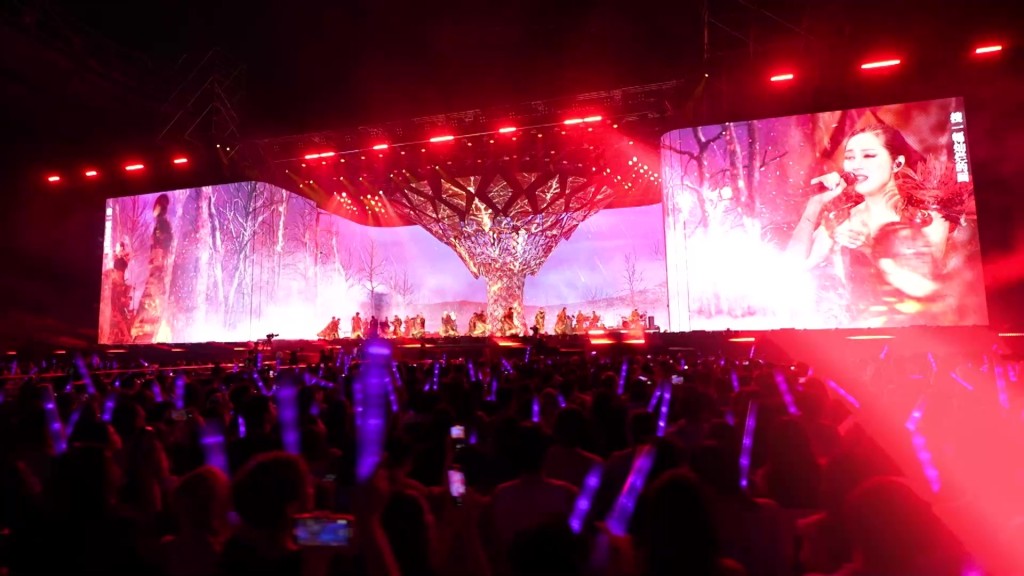 今集《芷珊約你》嘉賓是楊千嬅，節目直擊其上海站巡迴演唱會！