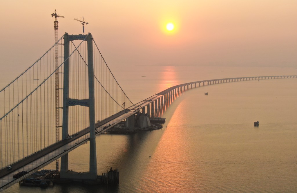 在吴启华分享的深中通道片中所见，拉索桥是最标志性的基建
