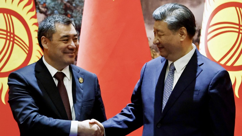 習近平與吉爾吉斯總統扎帕羅夫去年5月在中亞峰會碰面。 路透社