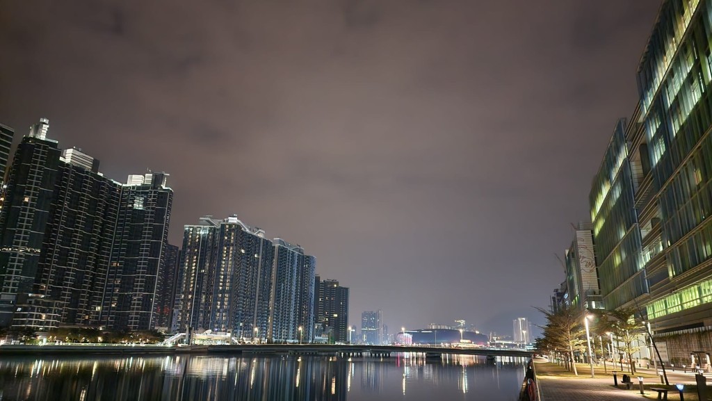 本港地區今日大致多雲，早上有一兩陣微雨，天氣相當清涼。黎志偉攝