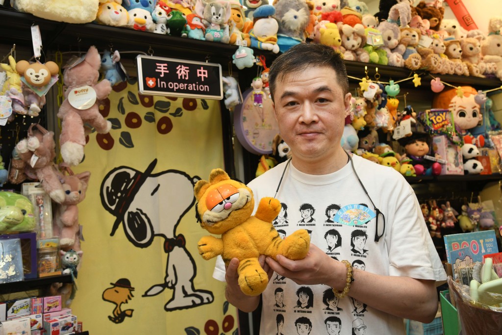 Koeman的手藝全靠多年鑽研,小時候便鍾愛手工縫紉,長大後參加家政針線課程,自學解構各類公仔結構、處理不同材質難題。 Koeman的手藝全靠多年鑽研,小時候便鍾愛手工縫紉,長大後參加家政針線課程,自學解構各類公仔結構、處理不同材質難題。