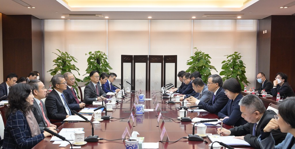 陈茂波与中国银行保险监督管理委员会副主席肖远企（右四）和丛林（右三）会面。陈茂波网志