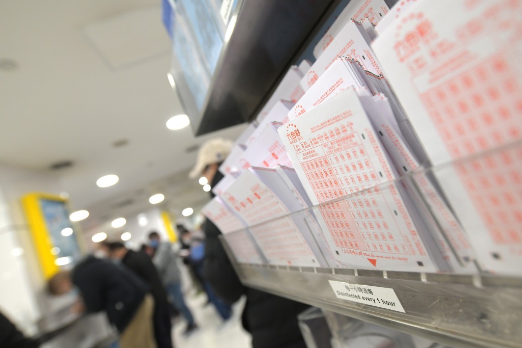 有幸運兒刀仔鋸大樹有法,這期六合彩落注350 元,結果贏得4.7萬元彩金,雖然「爭少少中二 獎」,但也算發了個小橫財,有網民對其投注 方法力讚「不得了」。資料圖片 有幸運兒刀仔鋸大樹有法,這期六合彩落注350 元,結果贏得4.7萬元彩金,雖然「爭少少中二 獎」,但也算發了個小橫財,有網民對其投注 方法力讚「不得了」。資料圖片