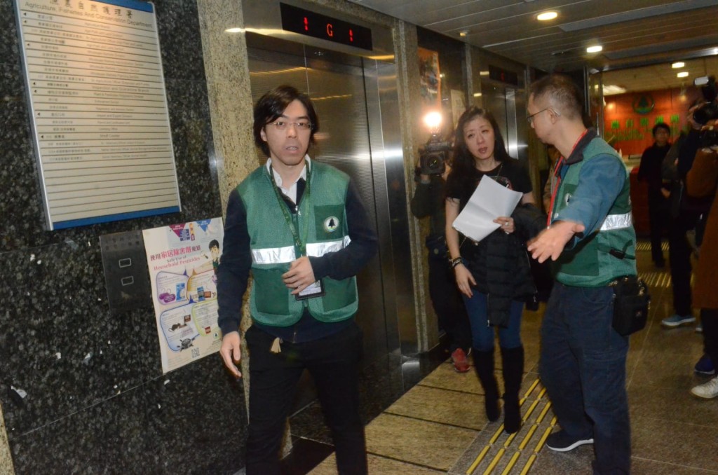 張小姐到長沙灣政府合署向漁護署求助。 蔡楚輝攝