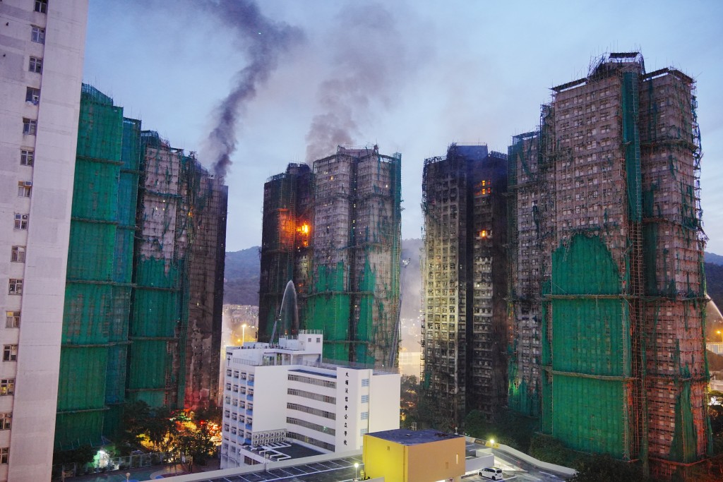 政府回覆表示，宏福苑火警屬地區性事故，故未有啟動緊急警示。