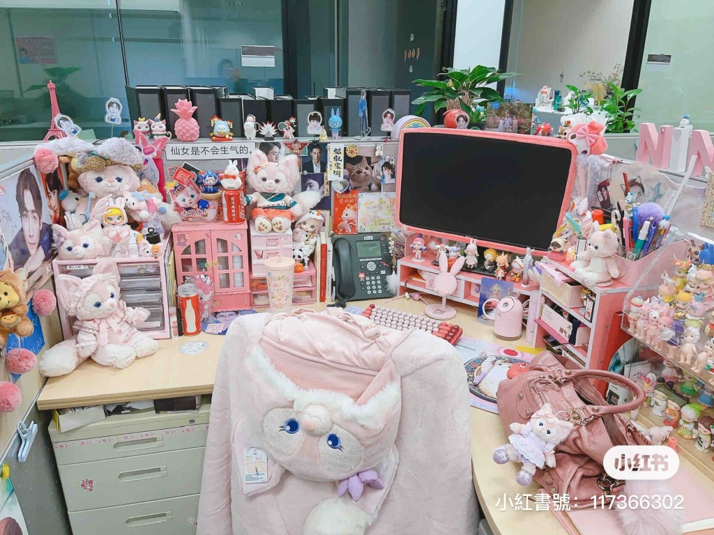 網民分享粉紅少女系辦公桌。（圖片來源：小紅書@白桃檸檸不加冰）