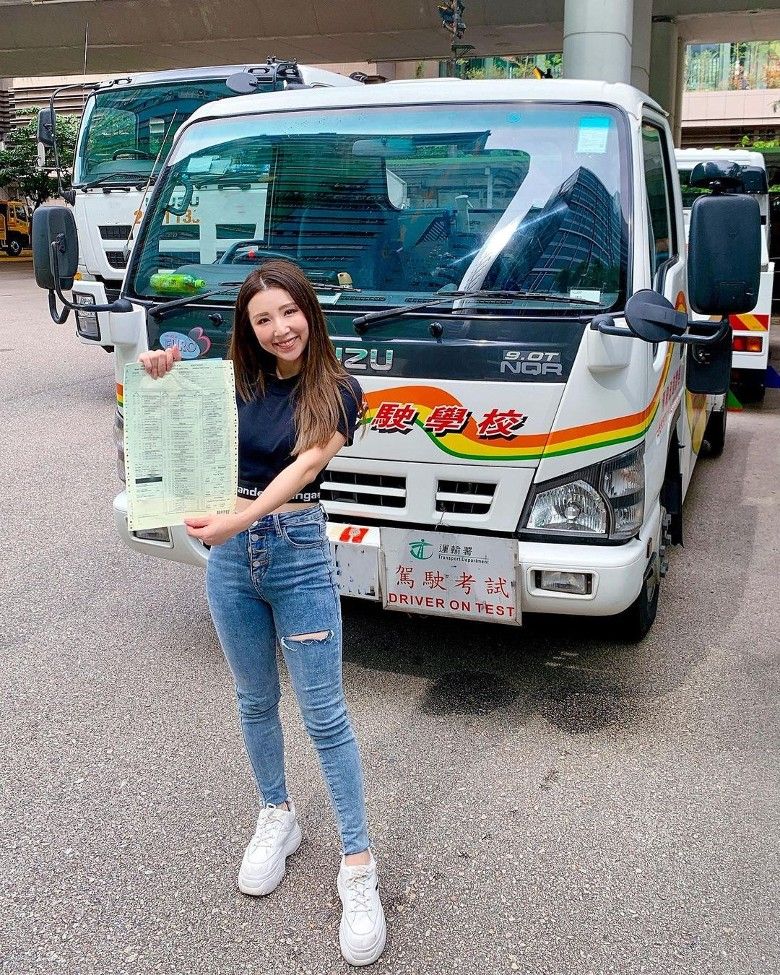 譚嘉儀除有私家車牌,亦有中型貨車牌照。