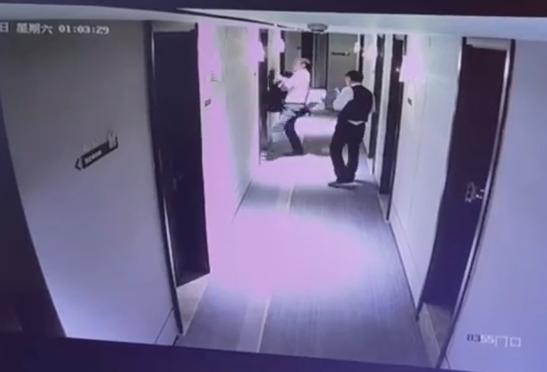 閉路電視畫面顯示,王男抱著崔女進入酒店房間。 閉路電視畫面顯示,王男抱著崔女進入酒店房間。