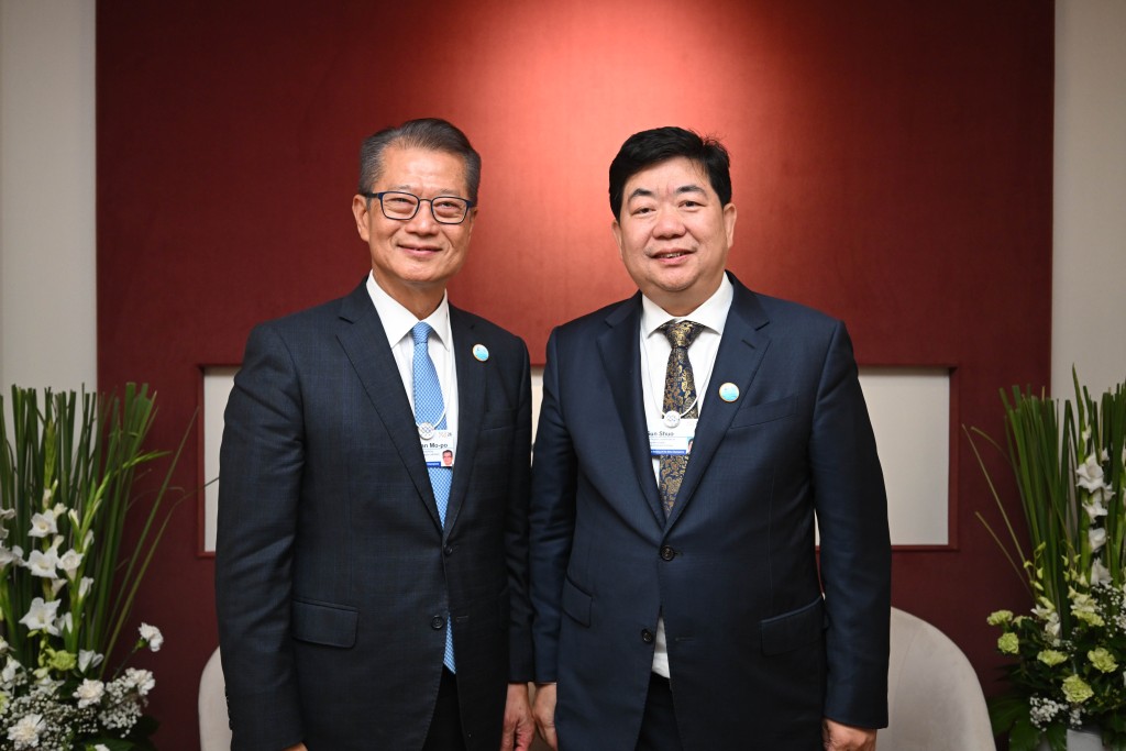 陳茂波(左)與北京市副市長孫碩(右)會面。政府新聞處圖片 陳茂波(左)與北京市副市長孫碩(右)會面。政府新聞處圖片